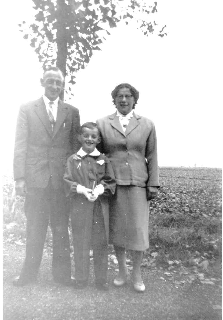 Klik voor foto in apart venster gladdines_maria_1920__communie_chris_.jpg