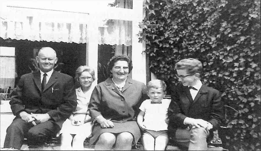 Klik voor foto in apart venster schoonen_theodorus_1914_02.jpg